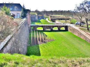 Ponte de acesso à porta de Basileia, viu as paredes (©) J.E.