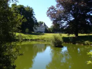 Arboreto de Ussel Neuvic, el castillo, la fuente de agua