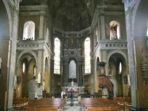 Im Inneren der Kirche Saint-Pierre