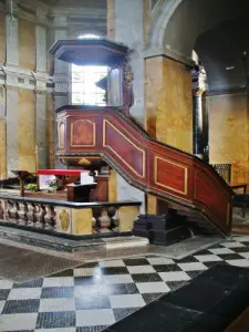 Binnen in de kerk Saint-Pierre