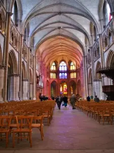 Binnen in Saint-Cyr-et-Sainte-Julitte Cathedral