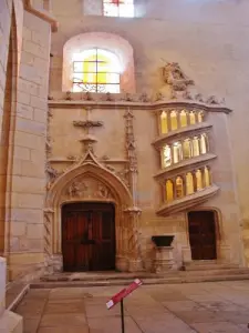 Dentro de Saint-Cyr-et-Sainte-Julitte catedral