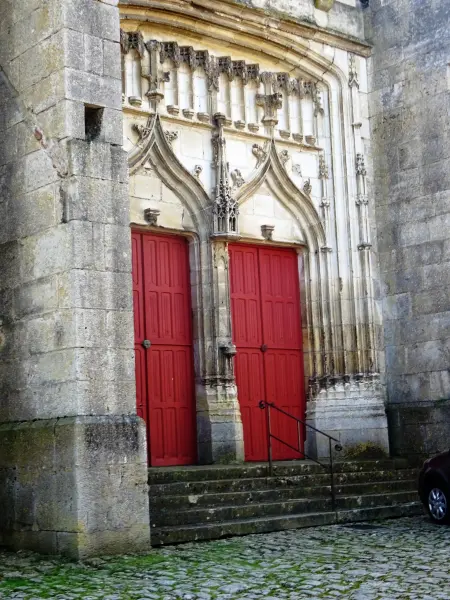 Kerk van Noyers - Monument in Noyers