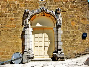 Door of the former hospital Saint Barbe (© Jean Espirat)