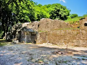 Rempart South of the old castle of Nozeroy (© Jean Espirat)