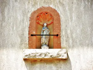 靠墙的小雕像（©Jean Espirat）