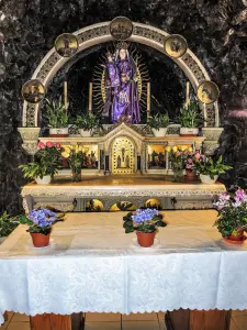 Altar da caverna-capela de Notre-Dame-du-Bon-Secours (© JE)