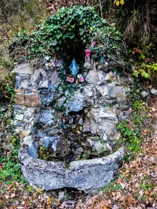 Fontein-oratorium, halverwege het kruis van de chemin de Maerelberg (© JE)