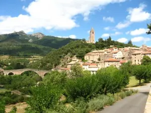 Vista da aldeia e da ponte do diabo