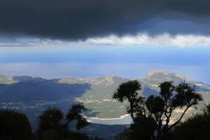 nubes cuelgan las primeras estribaciones de Giussani que salen sobre todo la costa bajo el sol (bueno saber)