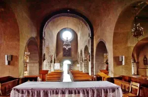 El interior de la iglesia de Saint-Julien.