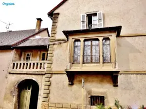 Casa con balcone coperto e bovindo (© Jean Espirat)