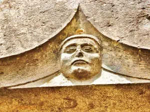 Face carved on the lintel of the castle (© Jean Espirat)