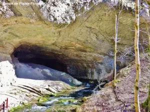 Bonnevaux-le-Prieuré - Entrada para a caverna de Plaisir-Fontaine (© Jean Espirat)