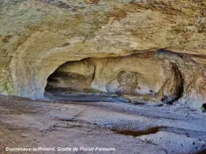 Bonnevaux-le-Prieuré - Dentro da caverna de Plaisir-Fontaine (© Jean Espirat)