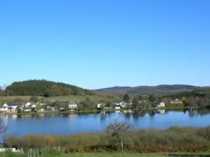 El estanque en el pueblo Ouroux