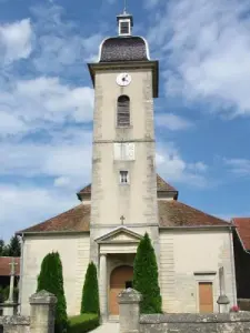 Kirche Blick auf die Westfassade mit ihren Sonnenuhr