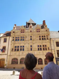 ルネッサンスの町役場のファサード（©ジェラルディン投票 -  Paray-le-Monial の観光局）