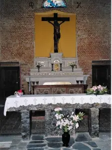 Intérieur de l'église : l'autel