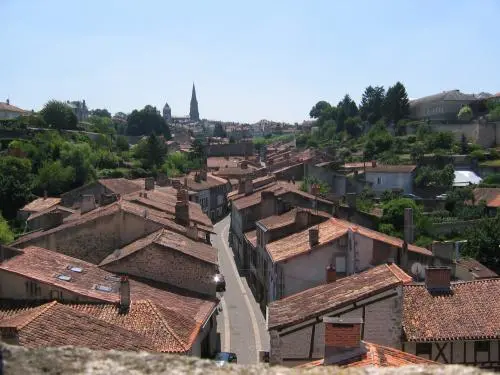 Parthenay - rue il Vau Saint-Jacques, salire fino alla Chiesa di San Lorenzo