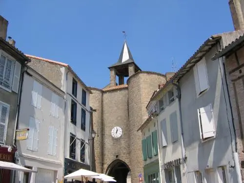 Parthenay - Porte sud de la citadelle dite Porte de l'horloge