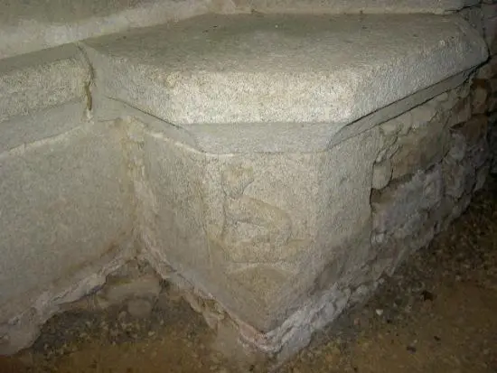 Parthenay - Dans le logis Férolle, coussiège sculpté d'un petit animal