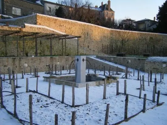 Parthenay - giardino medievale nel neve