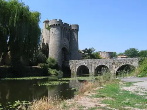 Parthenay - Bridge e Porte Saint - Jacques