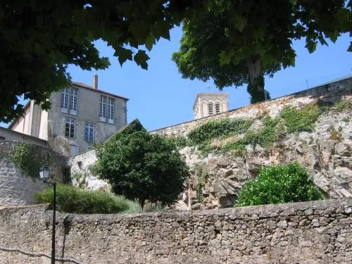 Parthenay - Hôpital et église Sainte-Croix