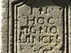 Inscription sur le socle du calvaire de la Rochère (© J.E)