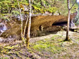 Abrigo de rocha, chemin de l'étang Barchet (© JE)