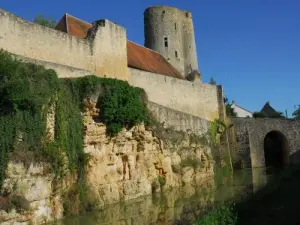 Stadtmauern des Schlosses von Châtelier