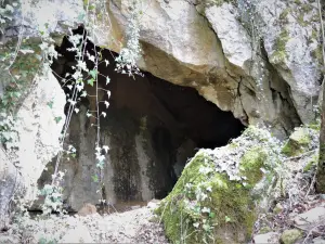 Внешний вид крыльца пещеры Клерваль (© J. E)