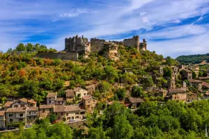 Fortress overlooking the village (© Raynaud Photo)