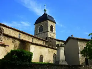 iglesia fortaleza de Santa María Magdalena, vista desde la ciudad (© Pérouges Bugey Turismo)