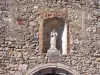 Statuette above the entrance to the church (© Jean Espirat)