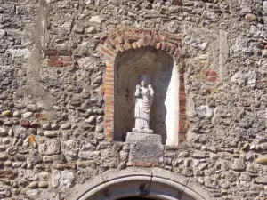 Statuette above the entrance to the church (© Jean Espirat)