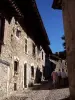 Medieval alley, paved with pebbles (© Jean Espirat)