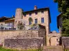 Veduta della porta dal basso a Pérouges (© Marilou Perino)