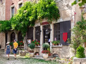 Callejón medieval en Pérouges (© Marilou Perino)