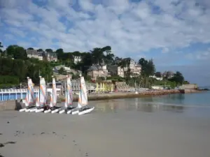 Leave sailboats Trestaou beach