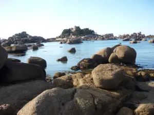 Kasteel Costaerès gezien strand rotsen van de Bastille