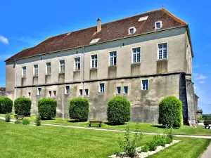 Gebouwen van het voormalige kasteel van Pesmes (© J. E)