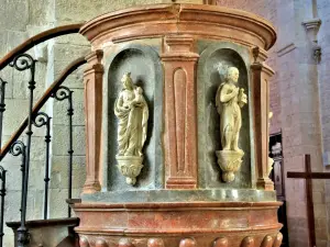 Sculptuur van de kerk preekstoel (© J. E)