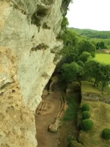 Cave dwelling: Cliff