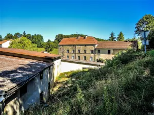 Buildings of the former commanderie of Aumonières (© J.E)