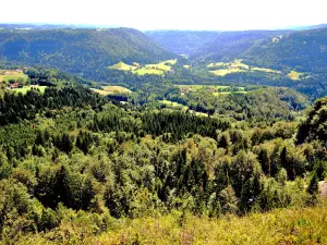 Panorama van de vallei van de Laval - le - Prieuré uit de rots van de spiegel (© JE)