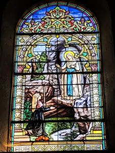 Stained glass window of the church (© JE)
