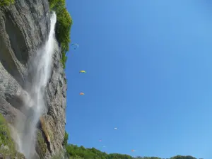 Cascade Oule and paragliders