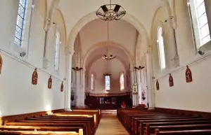 L'interno della chiesa di Saint-Bily